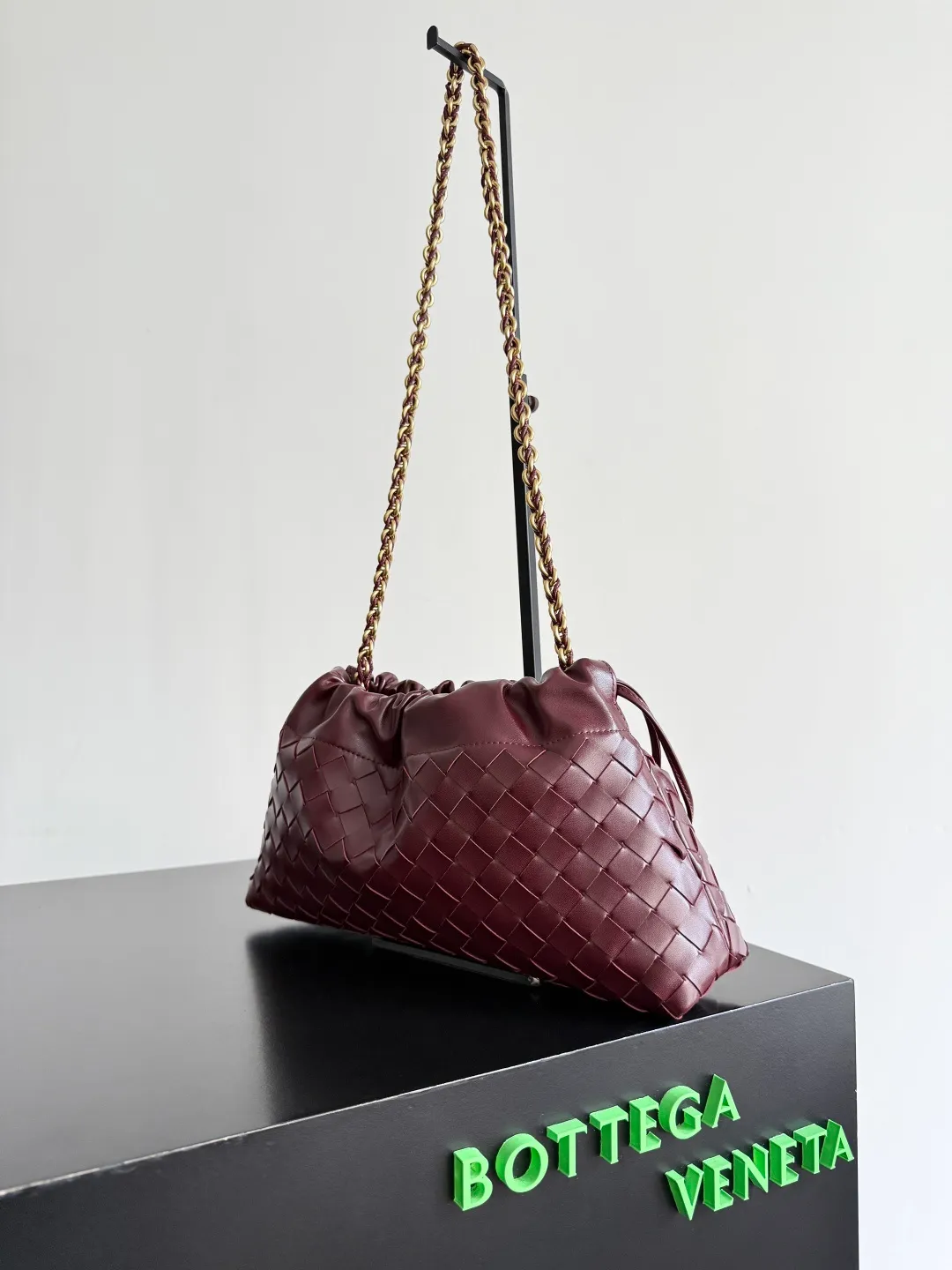 Batch 1680 BOTTEGA VENETA 2025 new women's Dustbag Notte clutch. Dustbag, which has been very popular since its launch, has a chain clause! ! The hand-carrying method is reminiscent of the classic bag type Pouch , light and elegant, the reserved drawstring design allows the bag to be used as an armpit bag, and the chain is longer, which is very suitable for sisters who like to free their hands and carry cross-body backpacks. No matter which way you carry it, you can change the back according to the occasion and your mood that day. It can make the overall outfit more fashionable🪄🪄The body of the bag has also been widened. It is the rainy season and the weather is hot. The bag can easily accommodate a small umbrella and water bottle. The lining is made of nylon, which is light and comfortable to carry, and is very suitable for summer use. Style number: 839394 Size: 33*19*8cm